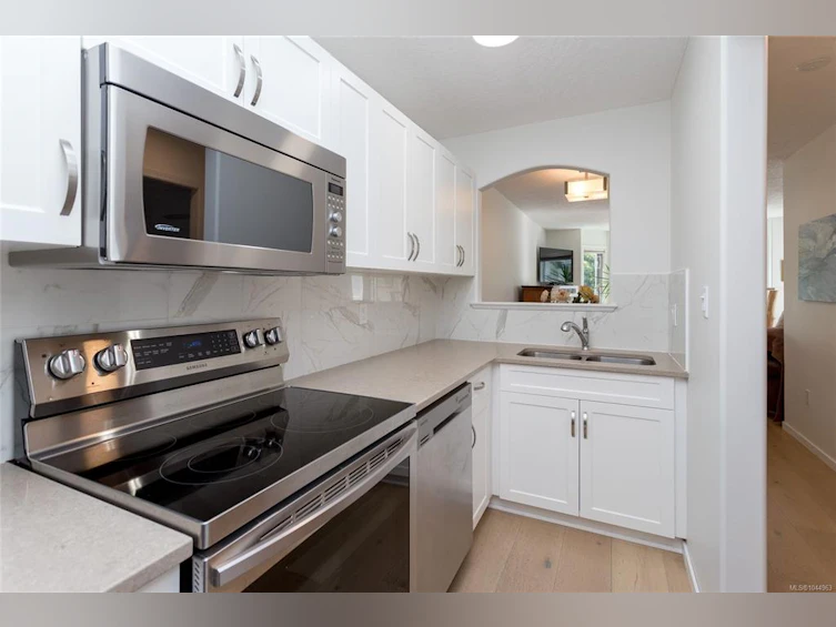 204-9725 Fourth Street, Sidney, BC, V8L 2Y8 - 9