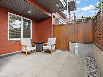 102-4030 Borden Street - 4