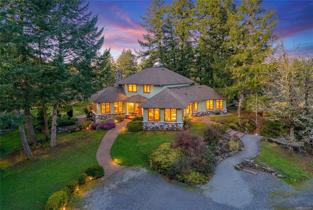 240 W Viaduct Avenue, Saanich, BC, V9E 2B6