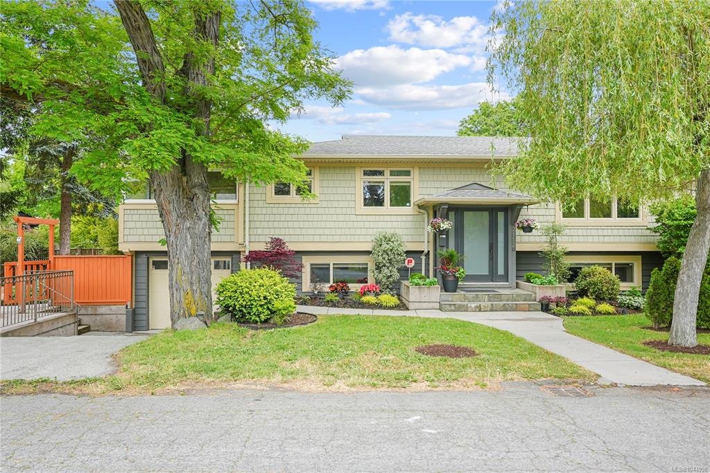 2112 Pentland Road, Oak Bay, BC, V8S 2W4