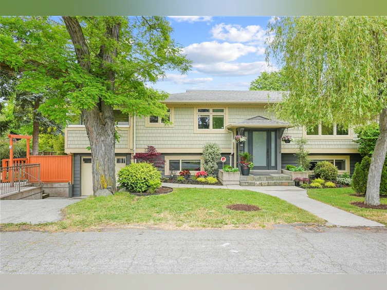 2112 Pentland Road, Oak Bay, BC, V8S 2W4