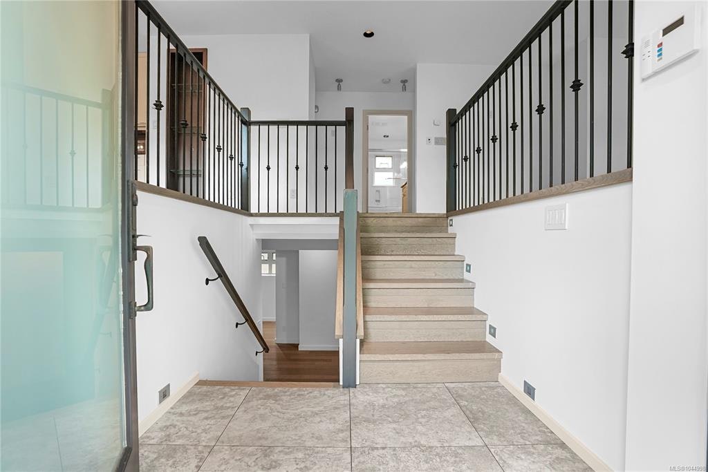 2112 Pentland Road, Oak Bay, BC, V8S 2W4 - 2