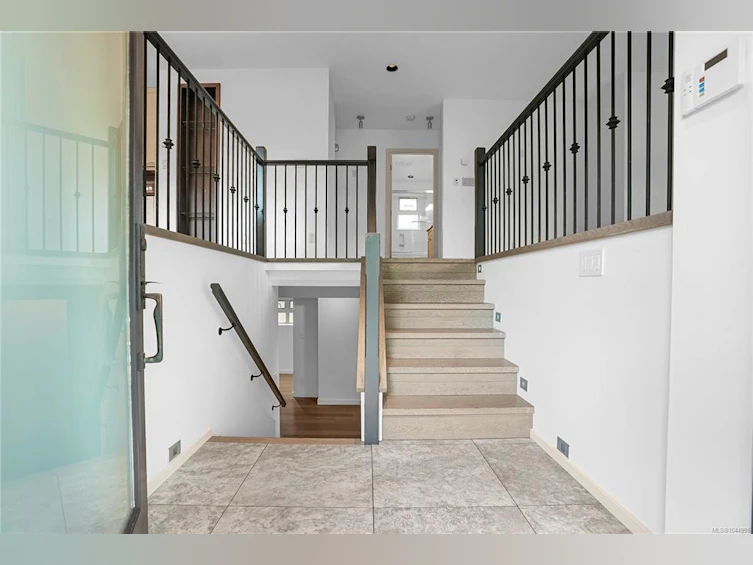 2112 Pentland Road, Oak Bay, BC, V8S 2W4 - 2