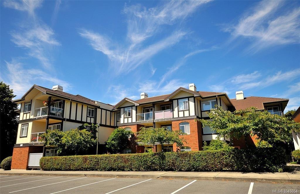 204-2045 Carrick Street, Oak Bay, BC, V8R 2M5 - 2