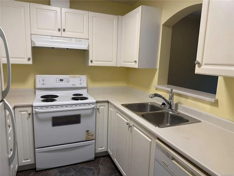 204-2045 Carrick Street, Oak Bay, BC, V8R 2M5 - 9
