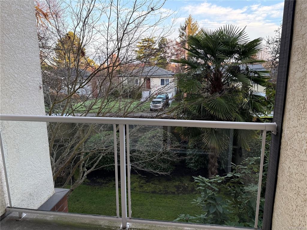 204-2045 Carrick Street, Oak Bay, BC, V8R 2M5 - 14