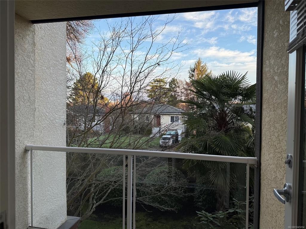 204-2045 Carrick Street, Oak Bay, BC, V8R 2M5 - 13