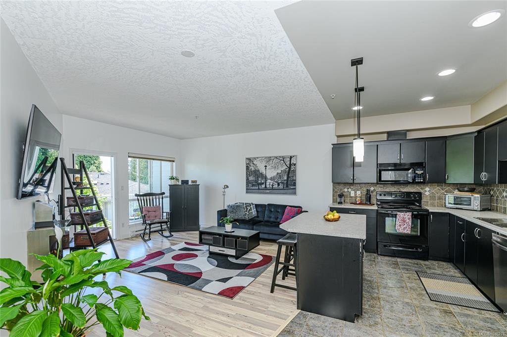 205-3915 Carey Road, Saanich, BC, V8Z 1Z6