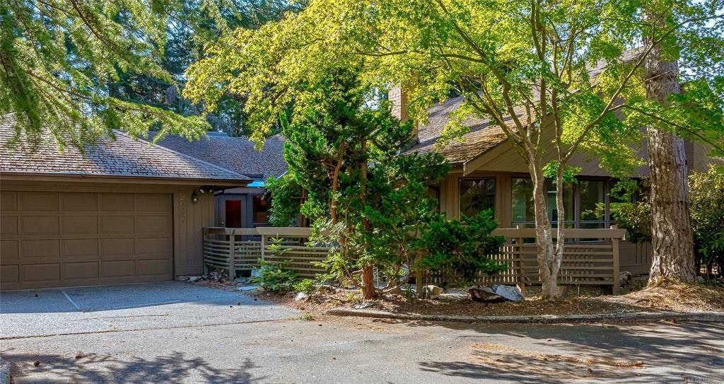 2680 Arbutus Road, Saanich, BC, V8N 1W6