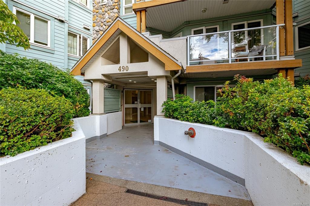 102-490 Marsett Place, Saanich, BC, V8Z 7J1