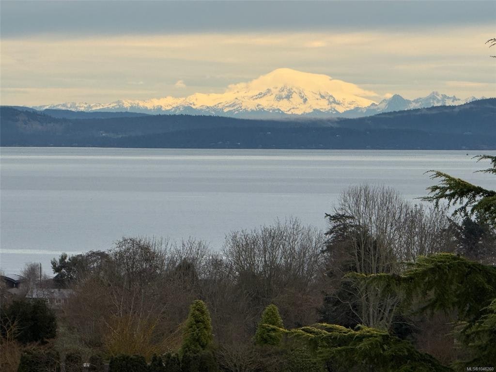 204-5350 Sayward Hill Crescent, Saanich, BC, V8Y 3H9