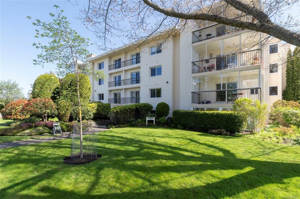 402-2323 Hamiota Street, Oak Bay, BC, V8R 2N1