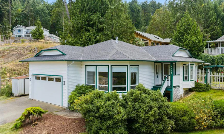 3104 Dolphin Drive