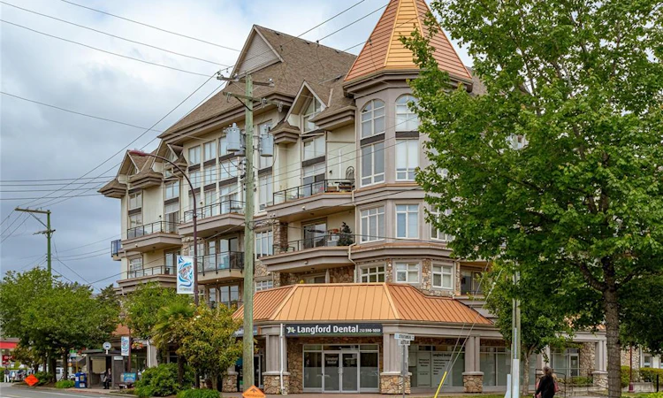 216-866 Goldstream Avenue