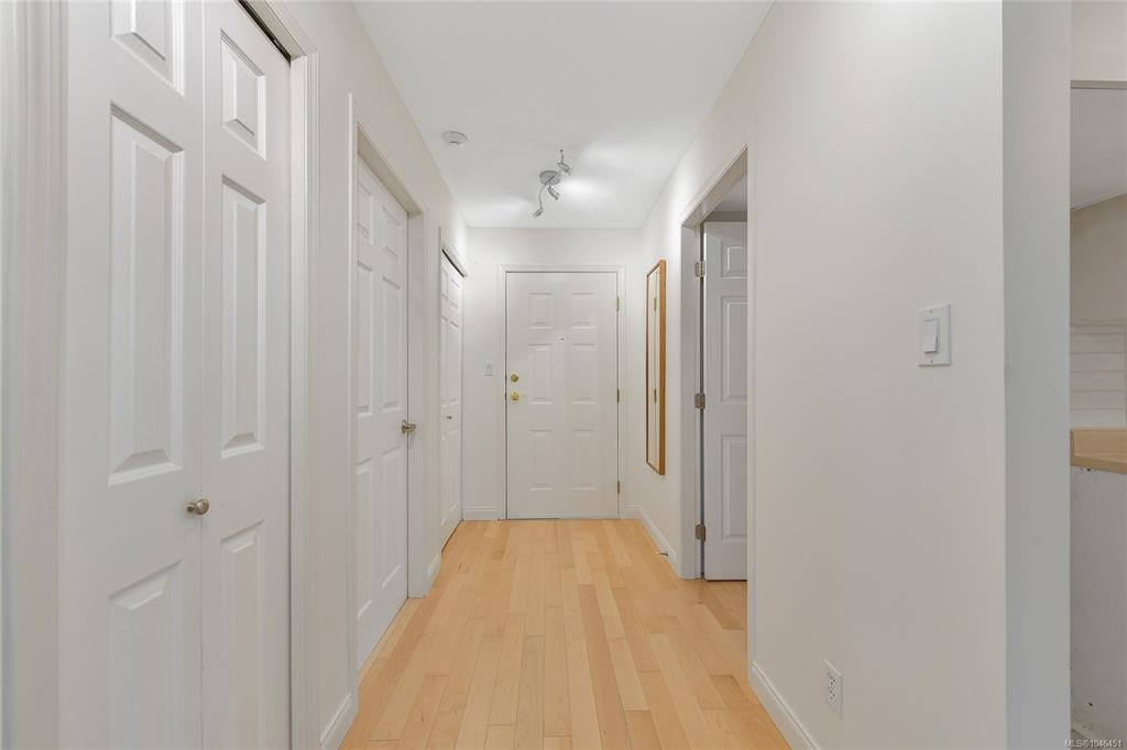 301-1694 Cedar Hill Cross Road, Saanich, BC, V8P 2P7 - 18