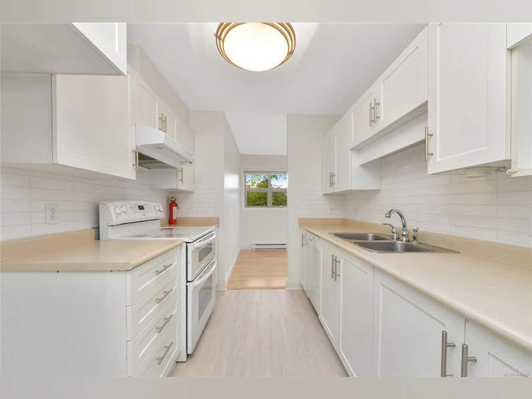 301-1694 Cedar Hill Cross Road, Saanich, BC, V8P 2P7 - 8