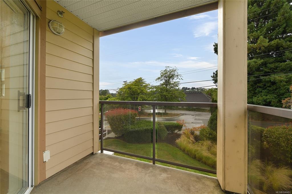 301-1694 Cedar Hill Cross Road, Saanich, BC, V8P 2P7 - 25