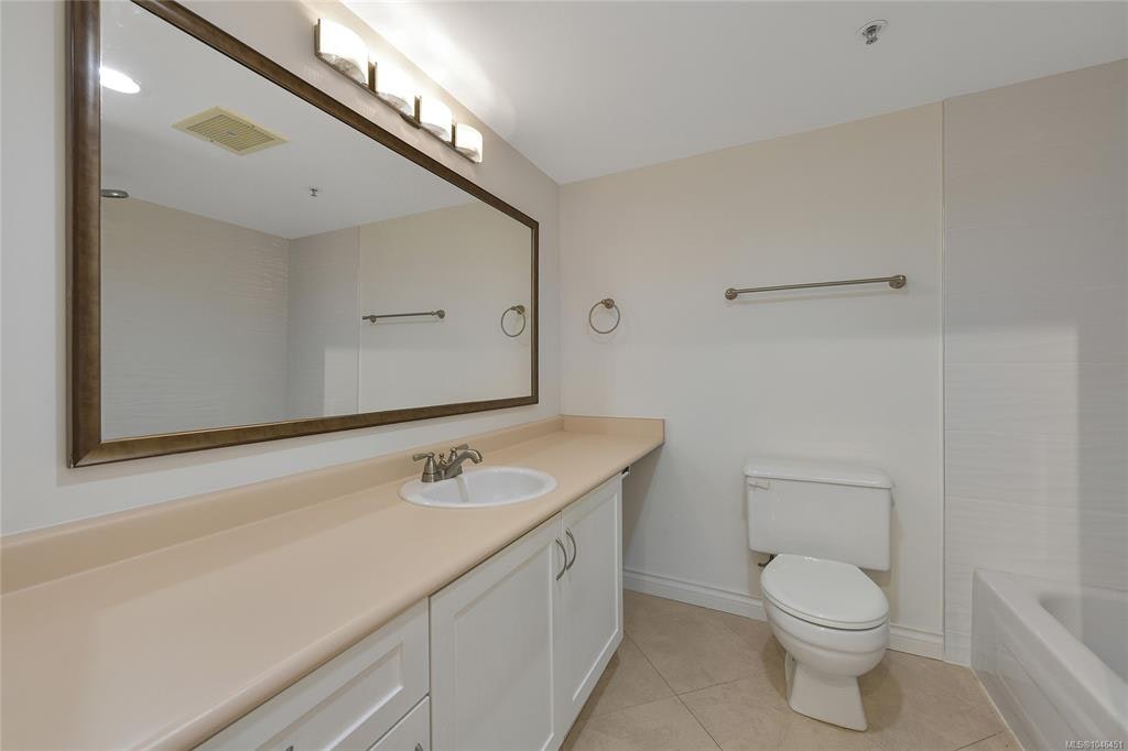 301-1694 Cedar Hill Cross Road, Saanich, BC, V8P 2P7 - 16