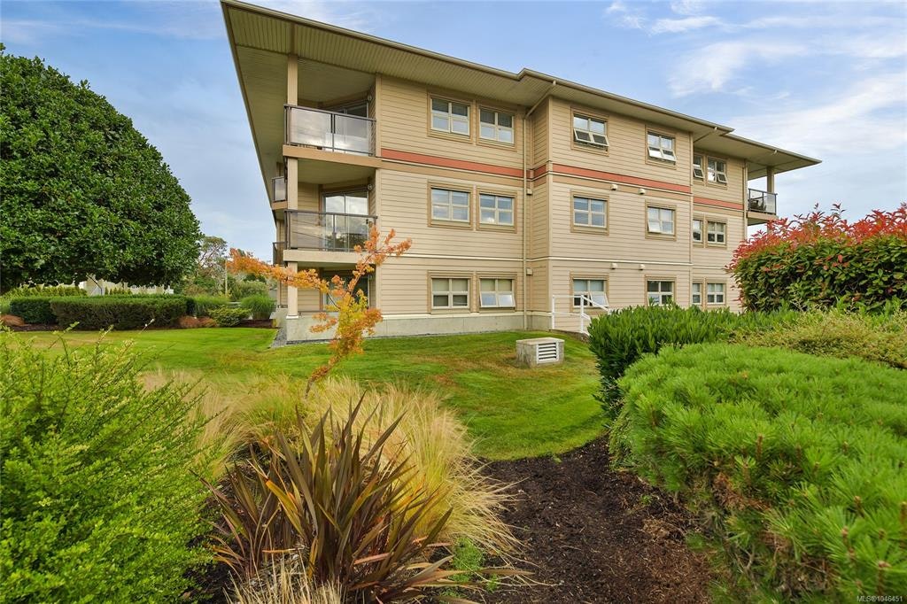 301-1694 Cedar Hill Cross Road, Saanich, BC, V8P 2P7 - 30