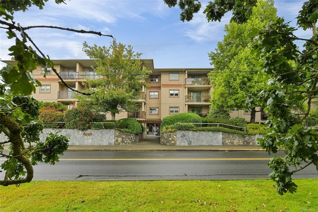 301-1694 Cedar Hill Cross Road, Saanich, BC, V8P 2P7 - 24
