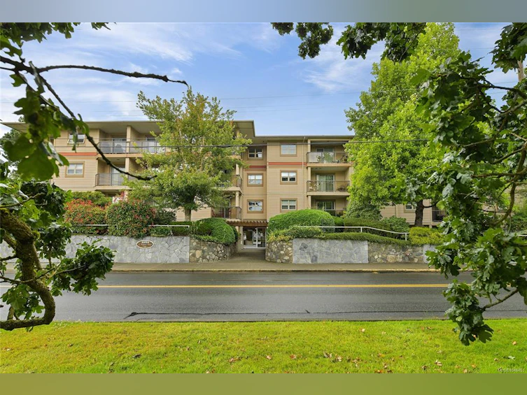 301-1694 Cedar Hill Cross Road, Saanich, BC, V8P 2P7 - 24
