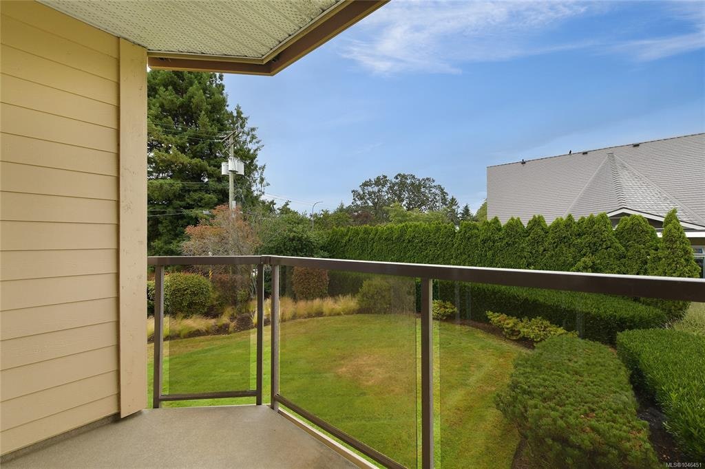 301-1694 Cedar Hill Cross Road, Saanich, BC, V8P 2P7 - 23