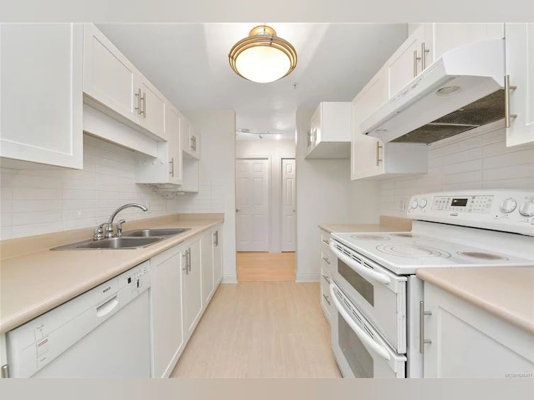 301-1694 Cedar Hill Cross Road, Saanich, BC, V8P 2P7 - 7