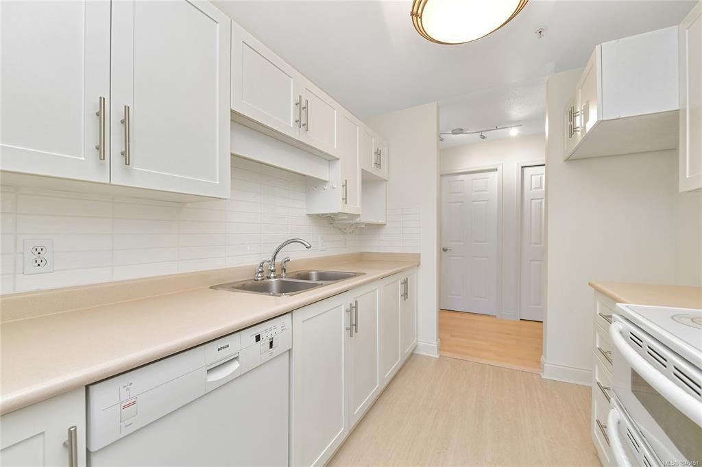 301-1694 Cedar Hill Cross Road, Saanich, BC, V8P 2P7 - 9
