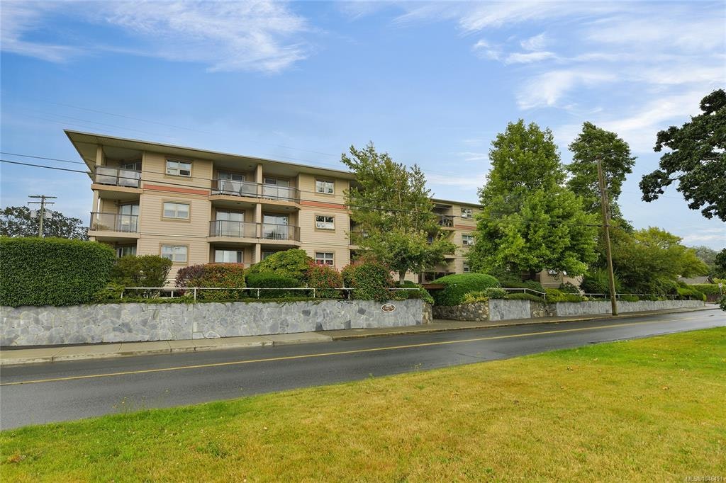 301-1694 Cedar Hill Cross Road, Saanich, BC, V8P 2P7