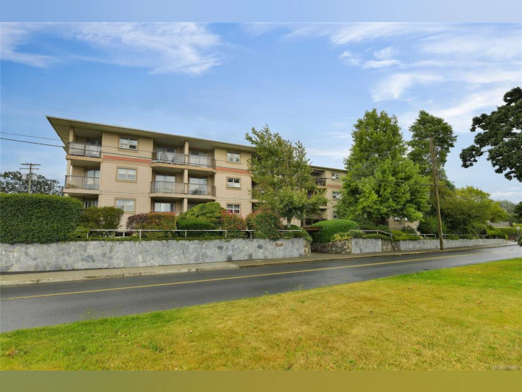 301-1694 Cedar Hill Cross Road, Saanich, BC, V8P 2P7