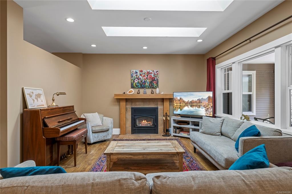 825 E Fern Road, Qualicum Beach, BC, V9K 1M3 - 16