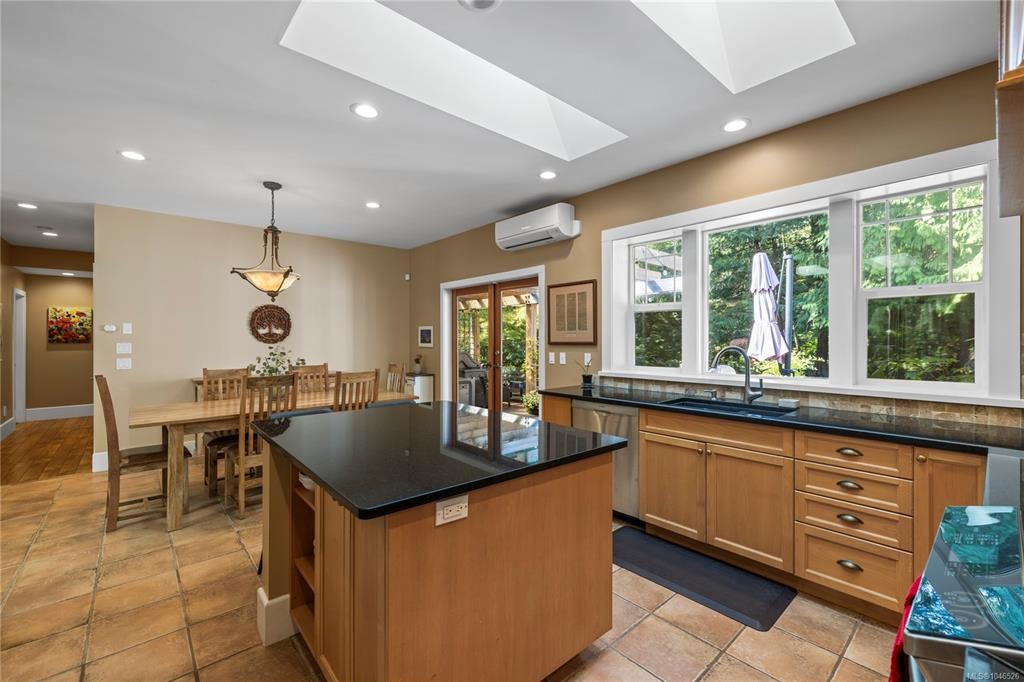 825 E Fern Road, Qualicum Beach, BC, V9K 1M3 - 26