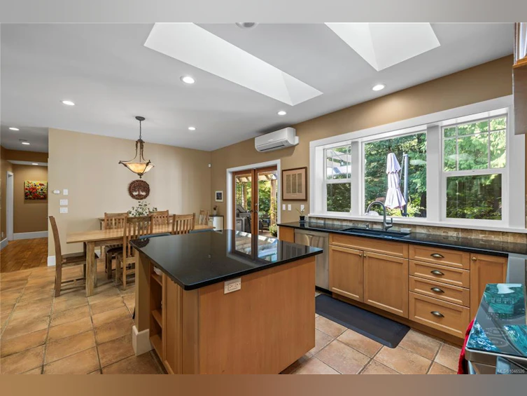 825 E Fern Road, Qualicum Beach, BC, V9K 1M3 - 26