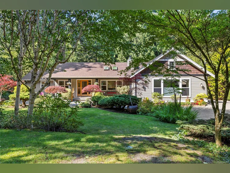 825 E Fern Road, Qualicum Beach, BC, V9K 1M3