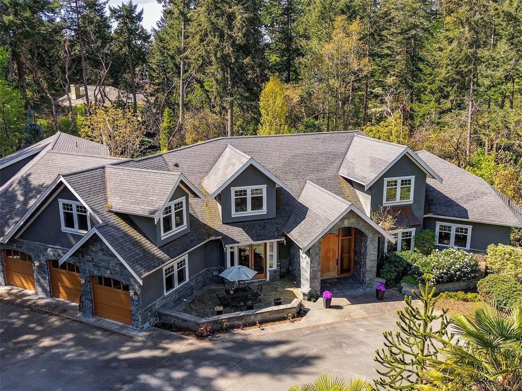 2615 Queenswood Drive, Saanich, BC, V8N 1X6