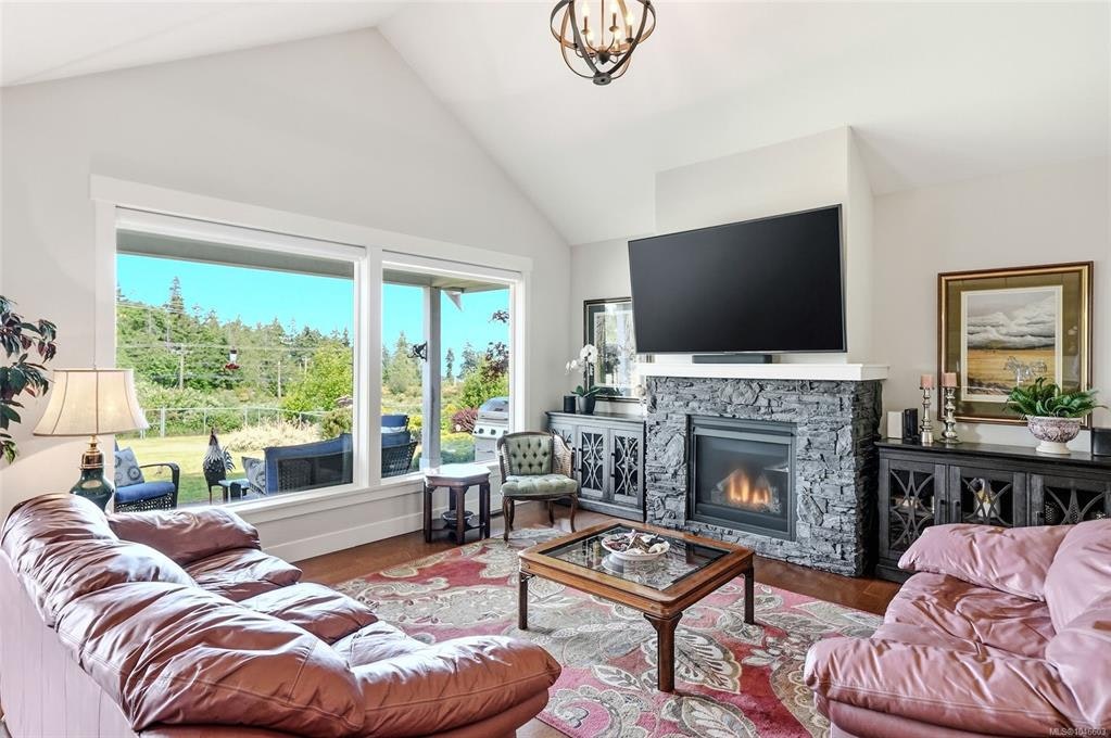 3861 Creekside Drive, Bowser/Deep Bay, BC, V0R 1G0 - 2