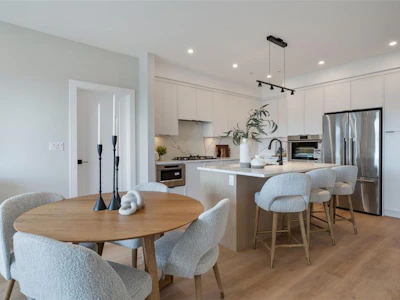 606-1810 Selenite Place - 4
