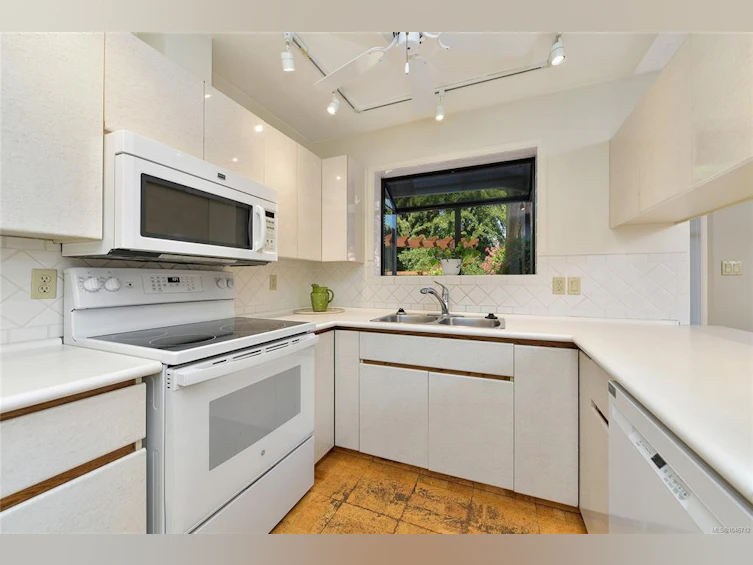 1142 Chapman Street, Victoria, BC, V8V 2T6 - 8