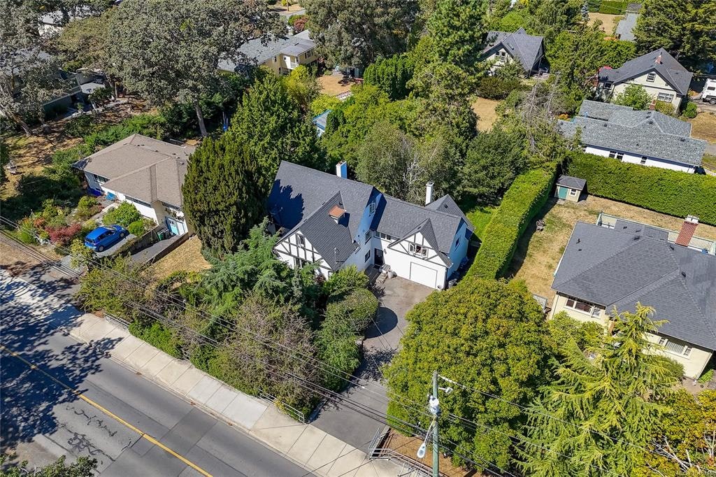 1234 Union Road, Saanich, BC, V8P 2J6