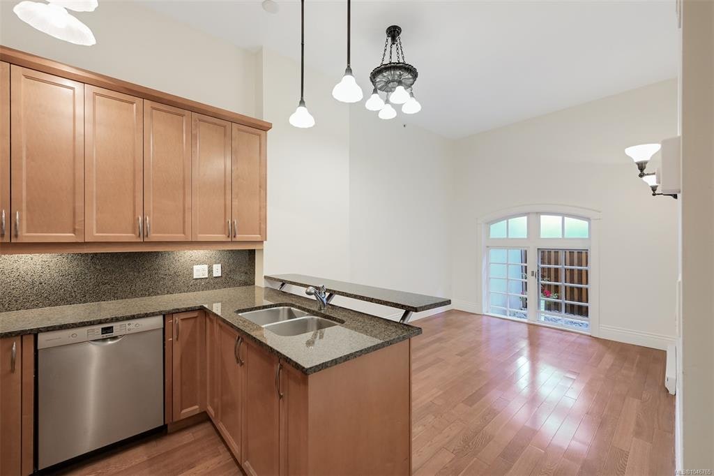 203-1602 Quadra Street - 2