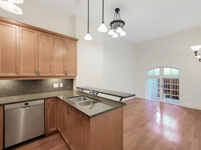 203-1602 Quadra Street - 2