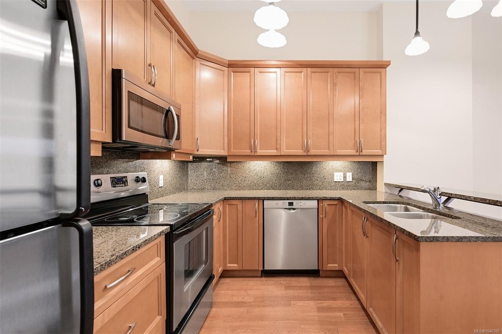 203-1602 Quadra Street - 4