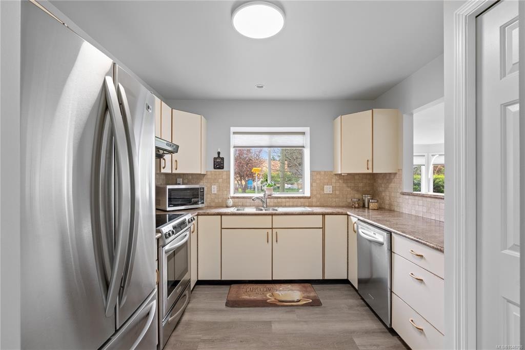 101-10431 Resthaven Drive, Sidney, BC, V8L 3H6 - 19