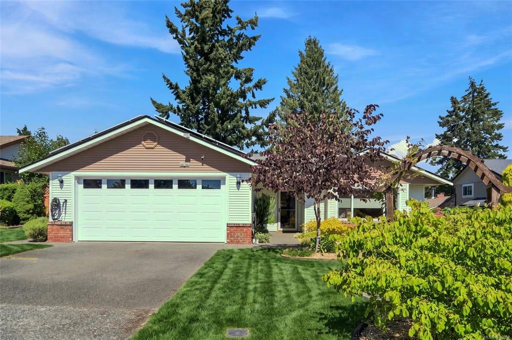 701 Ermineskin Avenue, Parksville, BC, V9P 2L4