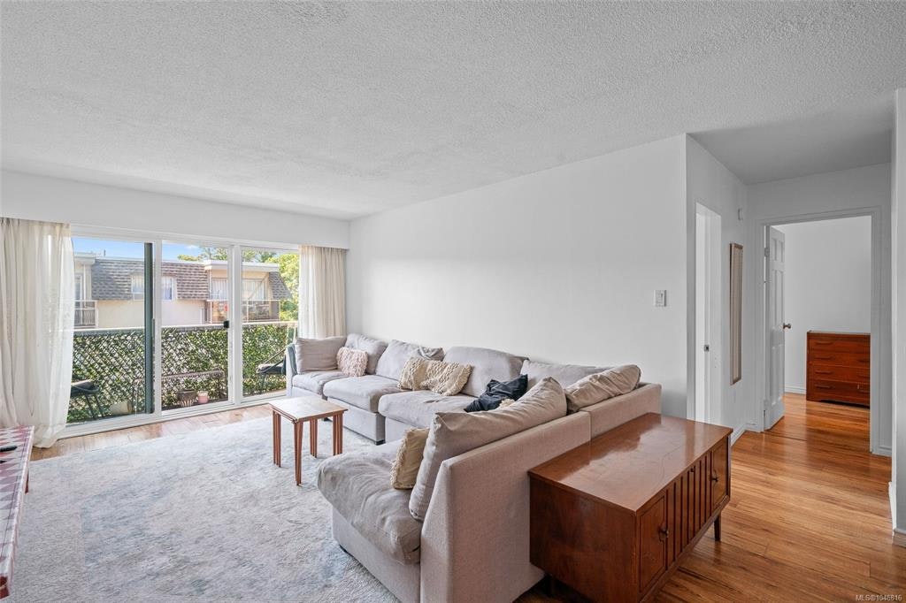 203-1116 Queens Avenue - 4