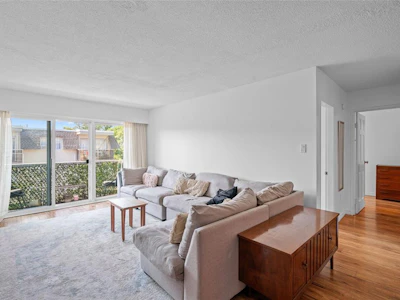 203-1116 Queens Avenue - 4