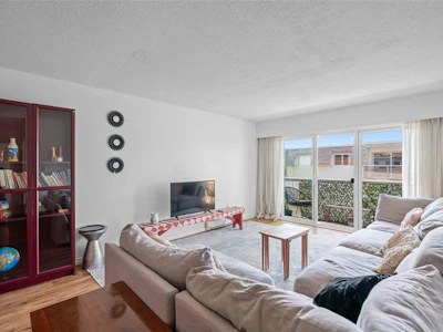 203-1116 Queens Avenue - 2