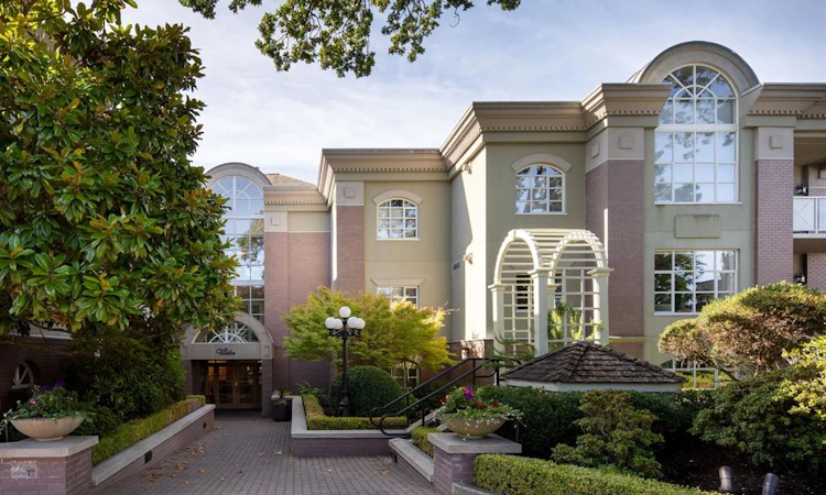 203-2277 Oak Bay Avenue