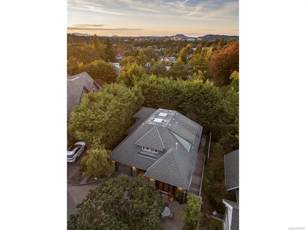 2018 Romney Road, Victoria, BC, V8S 4J7 - 43