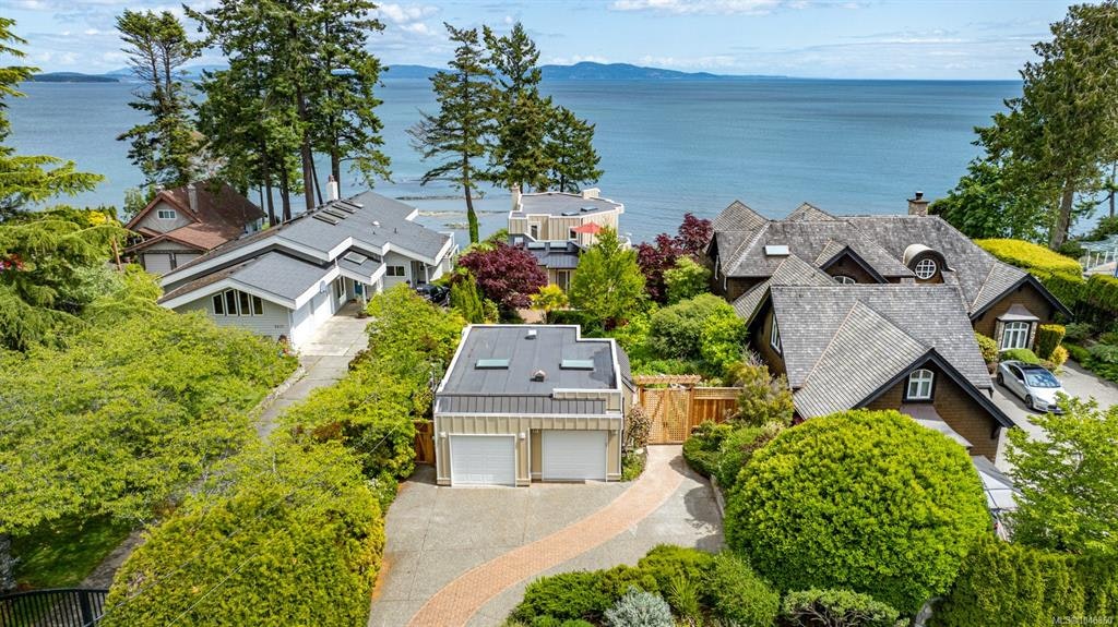 5267 Parker Avenue, Saanich, BC, V8Y 2N1